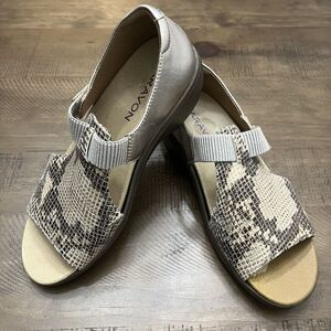 Aravon Women's Duxbury T Strap Taupe‎ Snake Multi Leather Size 7.5 Sandals Shoes